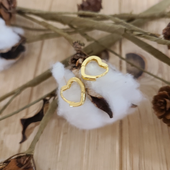 💛💛NEW💛💛SO CUTE!! Heart Huggie Hoop Earrings in GOLD Plating 💛💛 - Picture 5 of 16